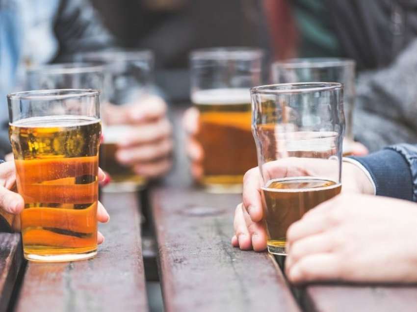 Studimi: Asgjë e mirë nuk vjen nga konsumimi i alkoolit, deri në moshën 40-vjeçare