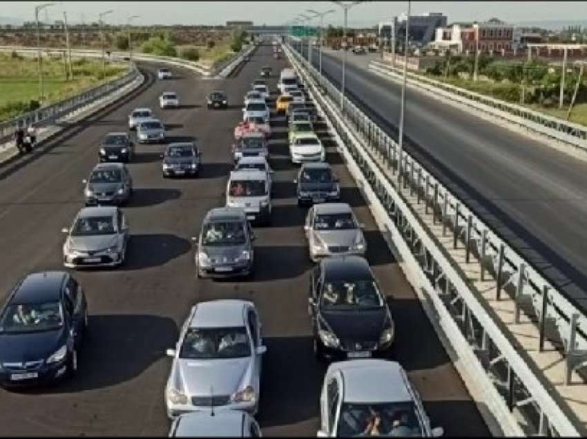 Trafik i rënduar në Milot- Shëngjin/ Mijëra automjete drejt plazheve, bllokohet qarkullimi