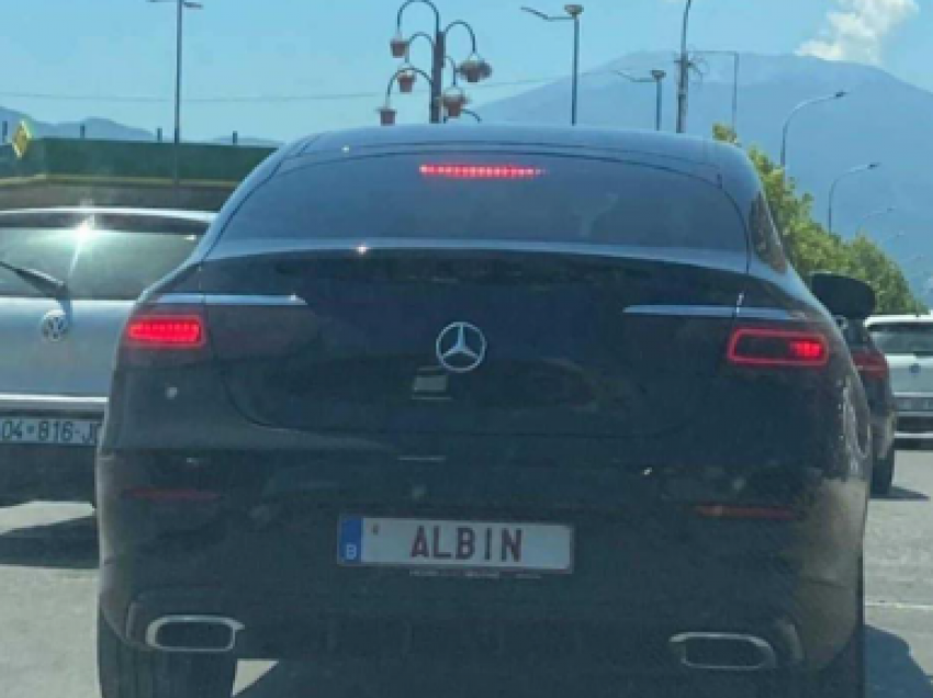 Mërgimtari vjen në Kosovë me tabelat e veturës me emrin Albin