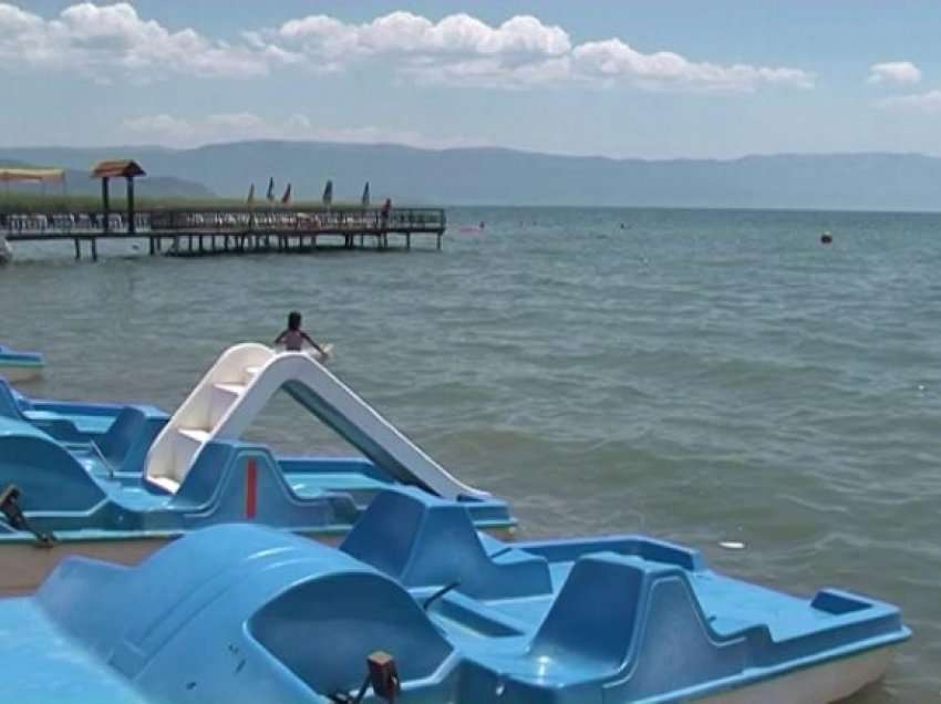 Varkës me pedale i ngec timoni, tre 15-vjeçarë rrezikojnë të mbyten në det të hapur, ndërhyn policia Kufitare