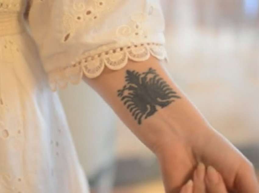 ​Gazetarja ukrainase bën tatuazh shqiponjën dykrerëshe