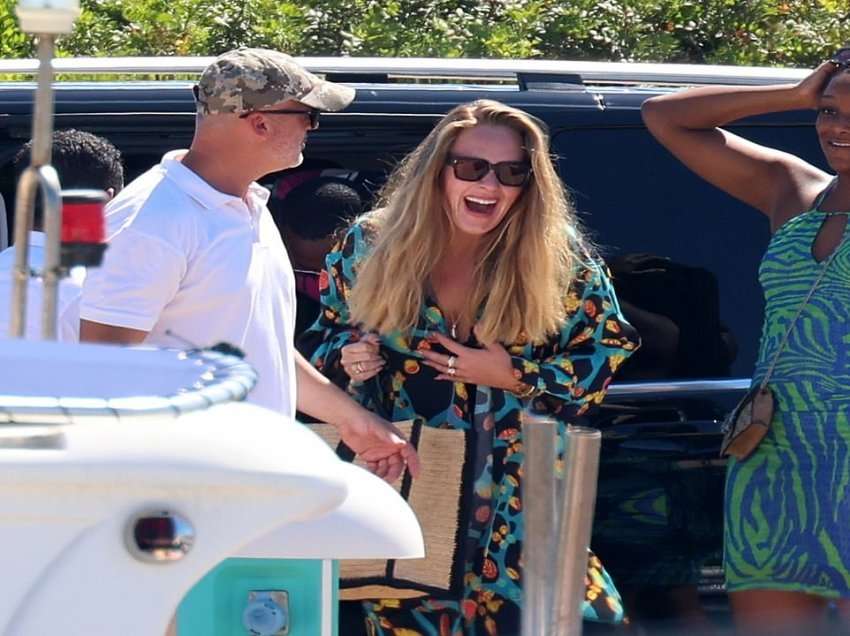 Adele duket në humor të mirë gjatë pushimeve luksoze në Sardenjë
