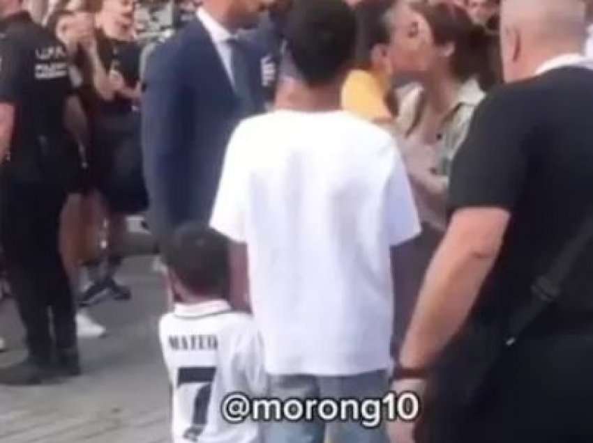 Djali i Ronaldos befason me veshjen e tij në koncertin e Rosalías