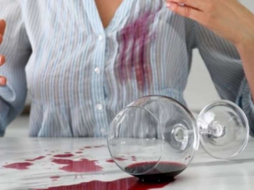 Katër mënyra për të hequr njollat e verës së kuqe