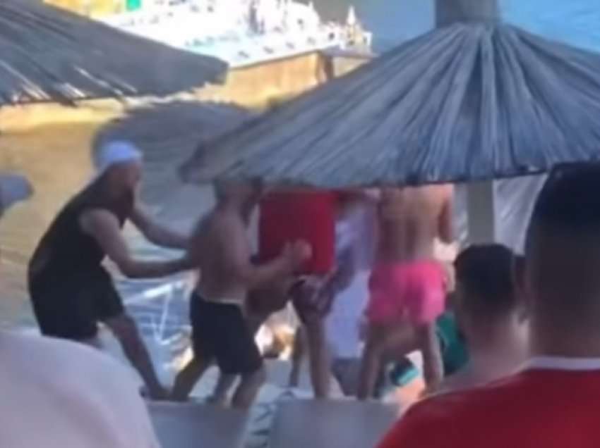 Grushta dhe rrahje në mes pushuesve në plazhin e Ulqinit