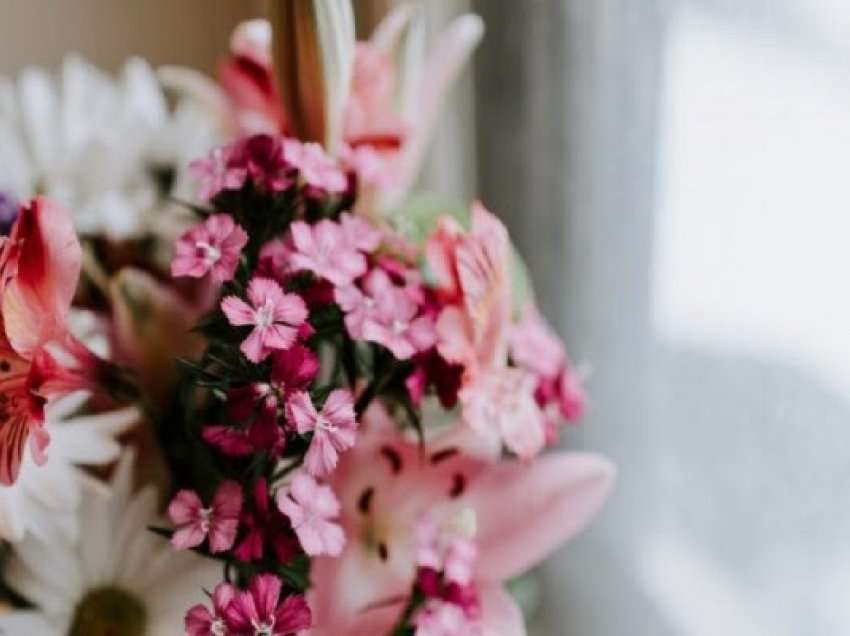 ​Si t'i bëni lulet në vazo të zgjasin për një kohë më të gjatë?