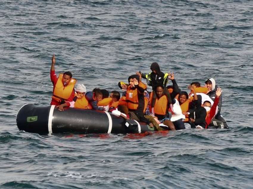 Shpëtohen 48 emigrantë nga mbytja, shumica shqiptarë. Mes tyre 5 gra dhe tre fëmijë, u prish motori në mes të detit
