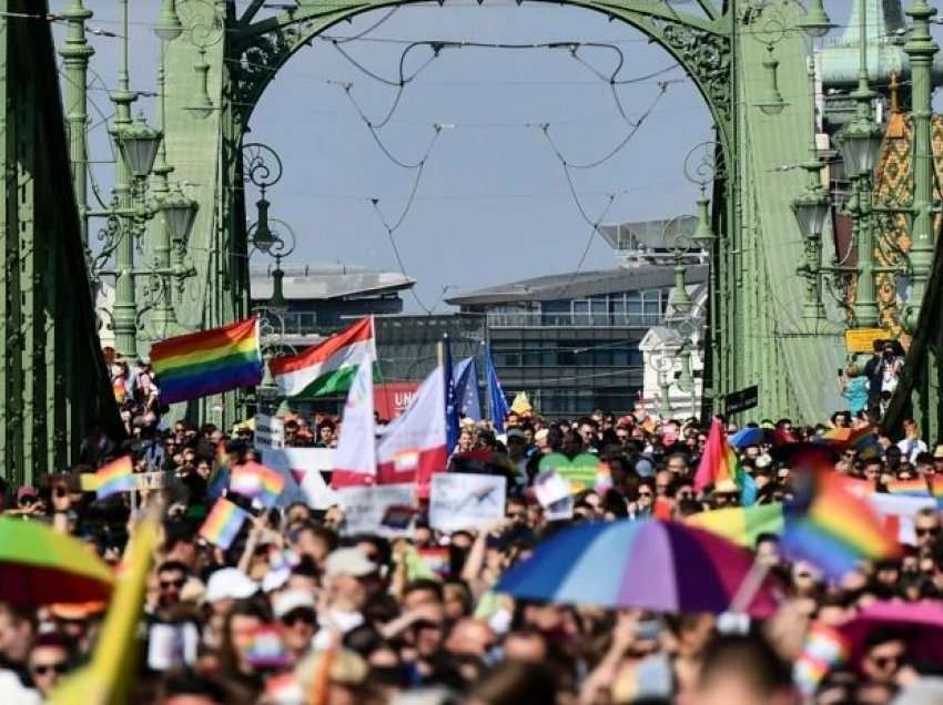 Mijëra vetë i bashkohen “Paradës së Krenarisë” në Budapest