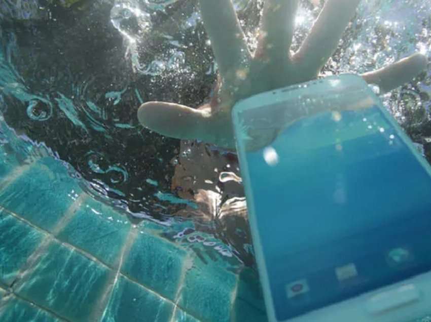 Çfarë duhet të bëni nëse ju bie telefoni në ujë
