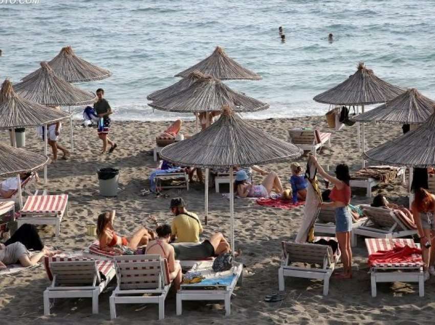 Përgjysmohet numri i turistëve, çmimet e “kripura” mbajnë larg pushuesit nga plazhet e Shëngjinit!