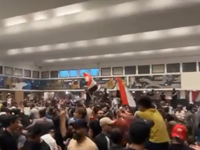 Protestuesit irakianë hyjnë dhunshëm në parlament