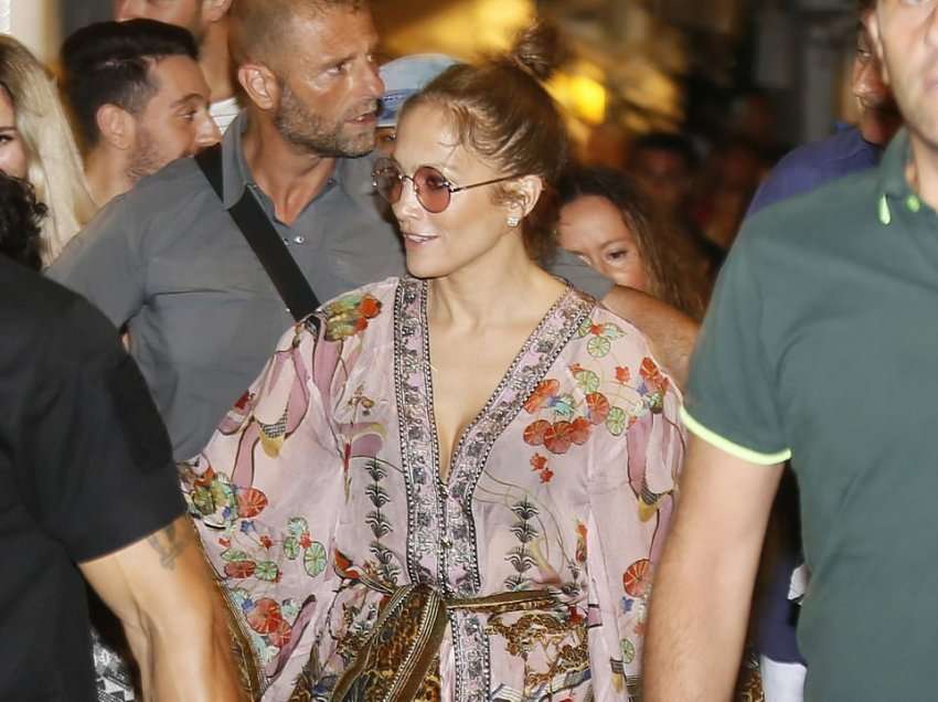 Jennifer Lopez tregon linjat e tonifikuara e veshur në të shkurtra 