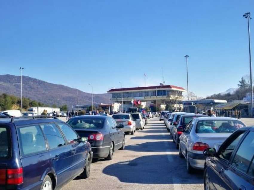 Turistë, vizitorë, emigrantë ‘vërshojnë’ në Shqipëri! 