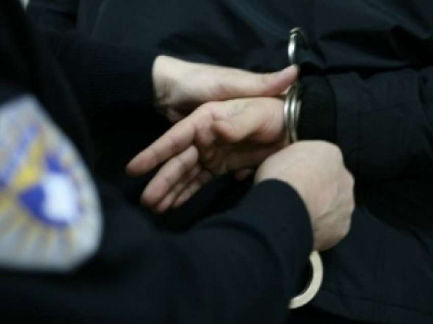 Tentoi t’i jepte 10 euro ryshfet policit, arrestohet serbi