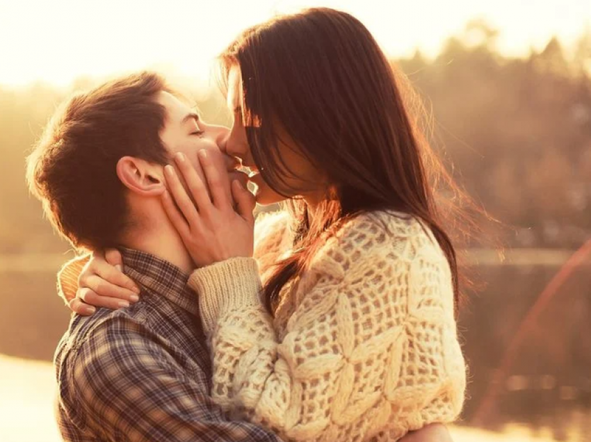 Gjërat që mund të mësoni për partnerin vetëm përmes një puthjeje