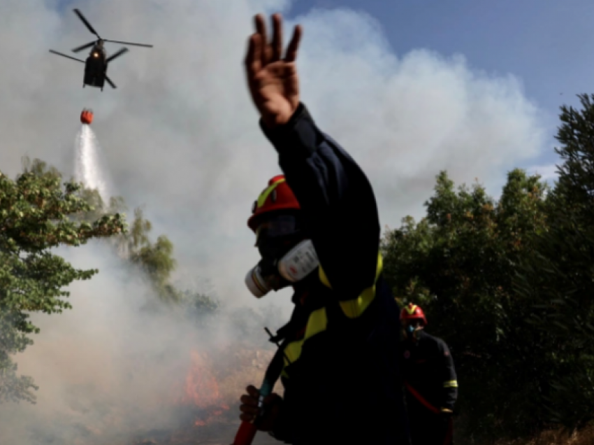 Zjarri kërcënon shtëpitë pranë Athinës, evakuohen banorët