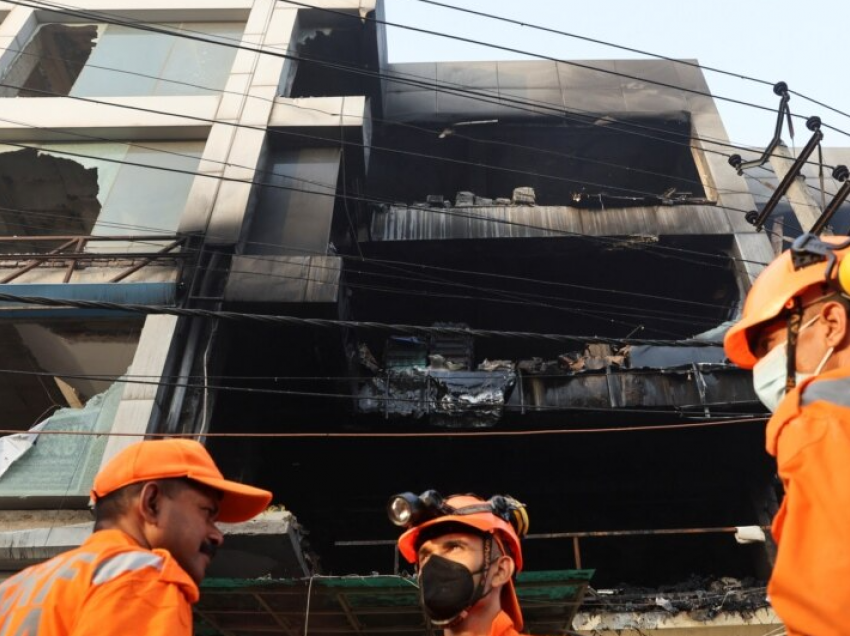 Tetë të vdekur nga zjarri në një fabrikë në Indi