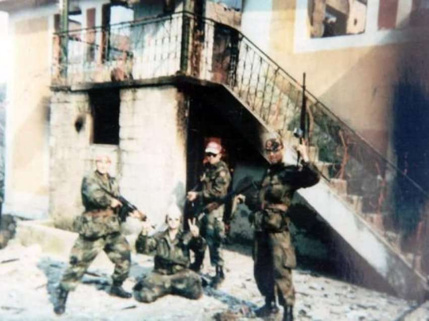 Publikohen fotografitë/ Shihni kriminelët serbë me uniformë të UÇK-së duke djegur shtëpitë e shqiptarëve