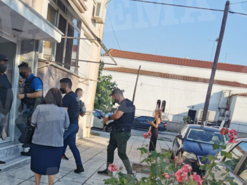 “Po më përdhunojnë gruan, merrni policinë”/ 32-vjeçari shqiptar ‘çmendet’ dhe gjuan me armë mes pallatit, i gjejnë drogë në shtëpi