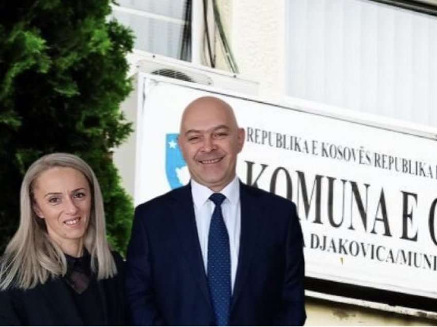 Skandal në Komunën e Gjakovës: Drejtoresha që drejton Arsimin, vetë pa diplomë fakulteti