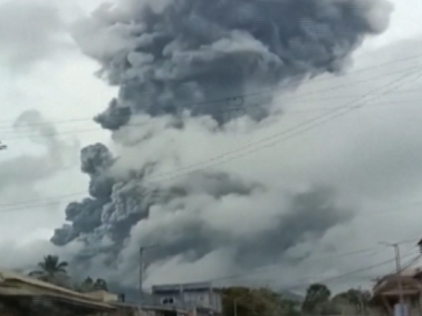 Shpërthen vullkani në Filipine, hiri bllokon zonën
