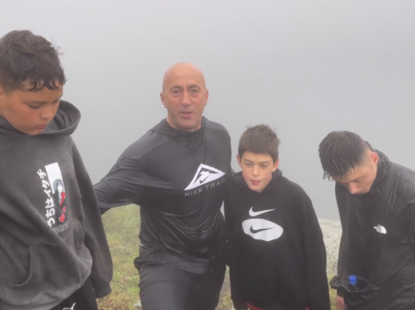 Pesë orë ecje për çlirim, Haradinaj ngjitet me djemtë e nipin në Liqenin e Jazhincës