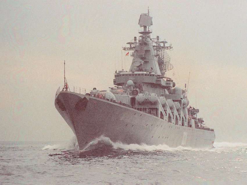 E pozicionuar përballë Shqipërisë, çfarë dihet për luftanijen ruse që u ‘trashëgua’ nga marina sovjetike, binjakja e “Moskva”-s…