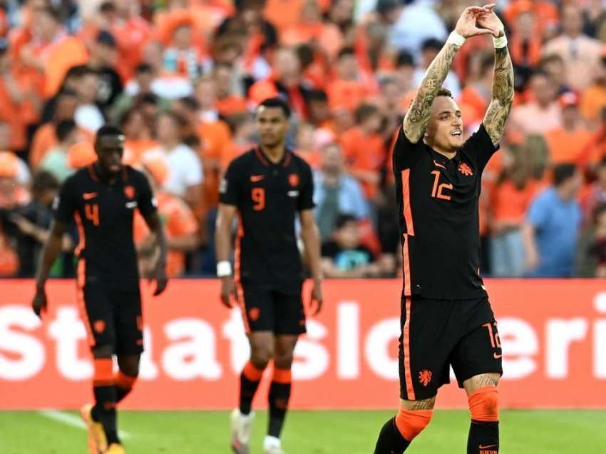 Holanda fiton me frymën e fundit