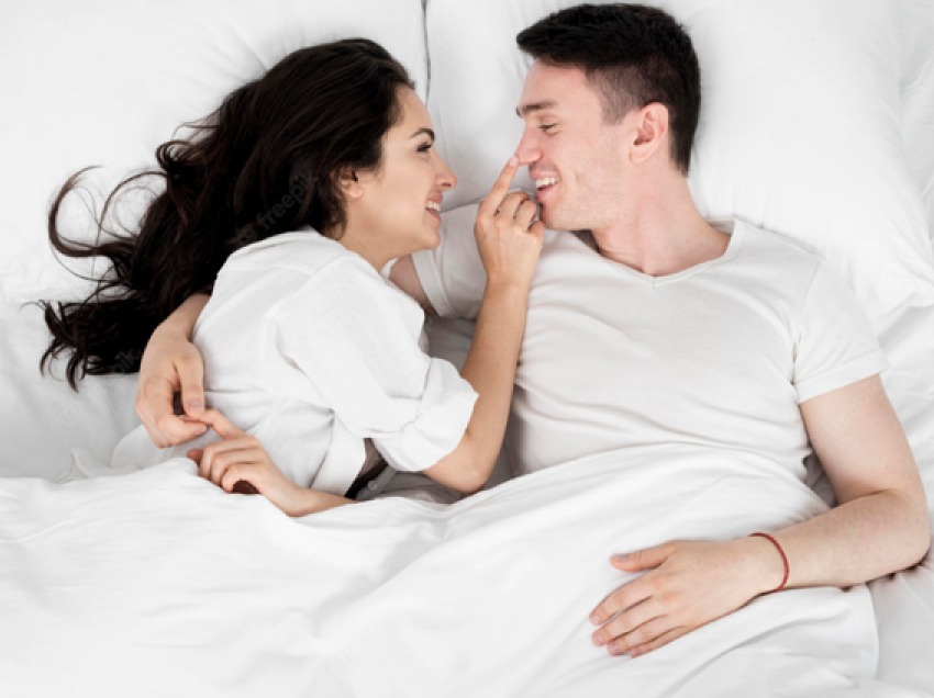 Gratë me partnerë të suksesshëm provojnë më shumë kënaqësi në dhomën e gjumit