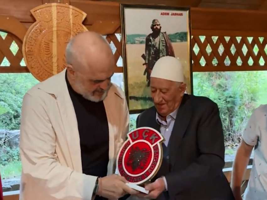 Rama ia dhuron babait të Thaçit stemën e Skënderbeut, ky ia jep të UÇK-së