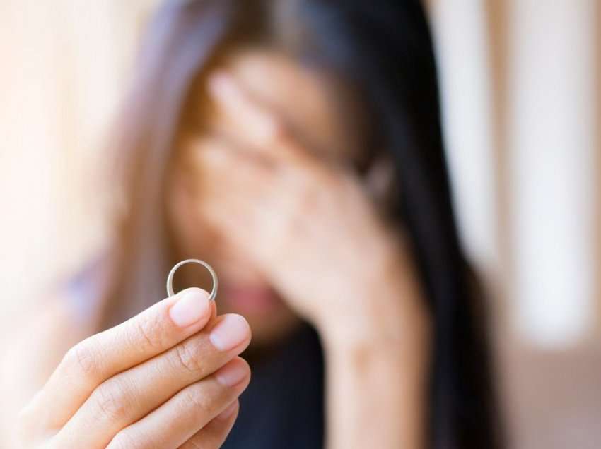 “Bënim s*ks me drita fikur”/ U mashtrua për 10 muaj nga “bashkëshorti”, vajza zbulon se ishte martuar me një ...