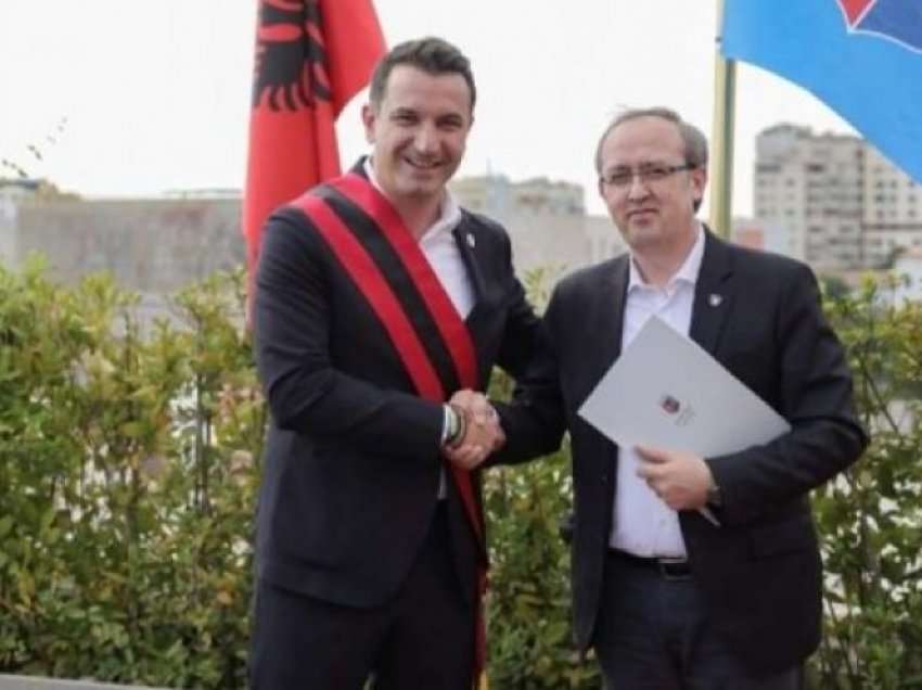 Ish kryeministri Avdullah Hoti merr nënshtetësinë e Shqipërisë