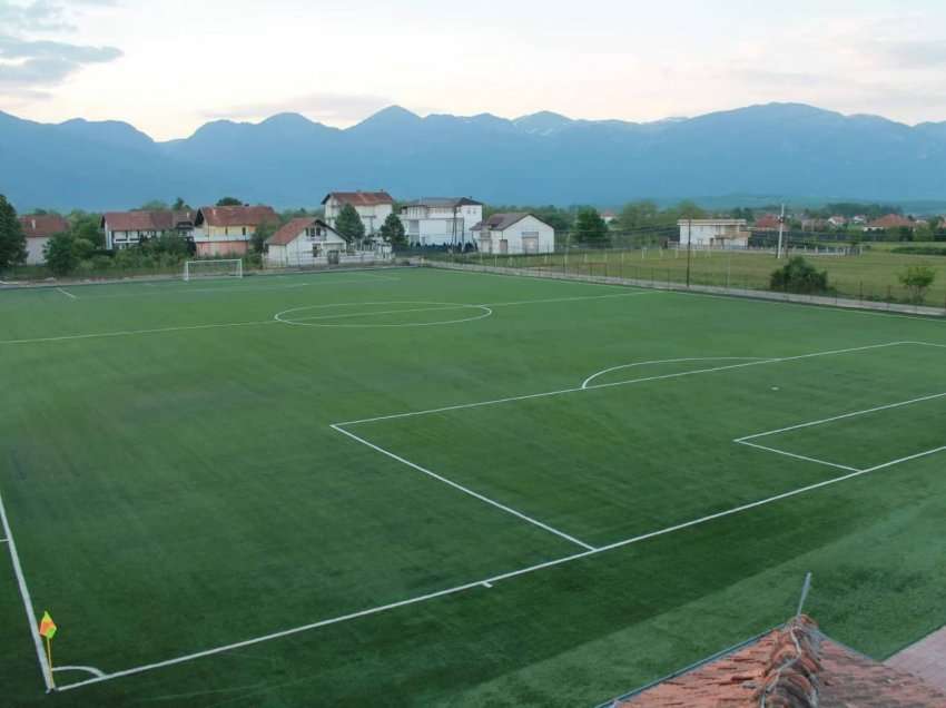 Fusha mahnitëse e futbollit në një fshat të Kosovës