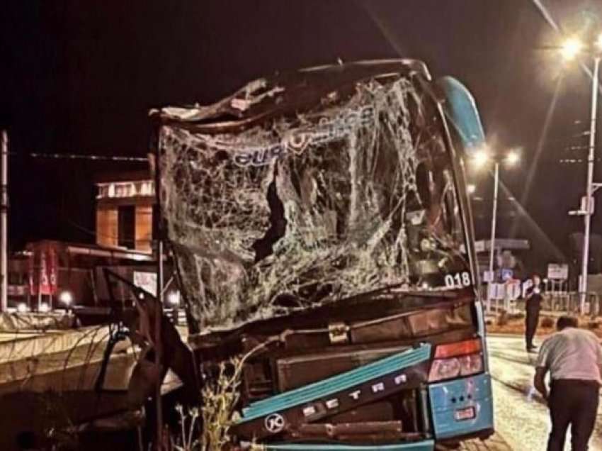Aksidentohet një autobus në Ferizaj – tre të lënduar