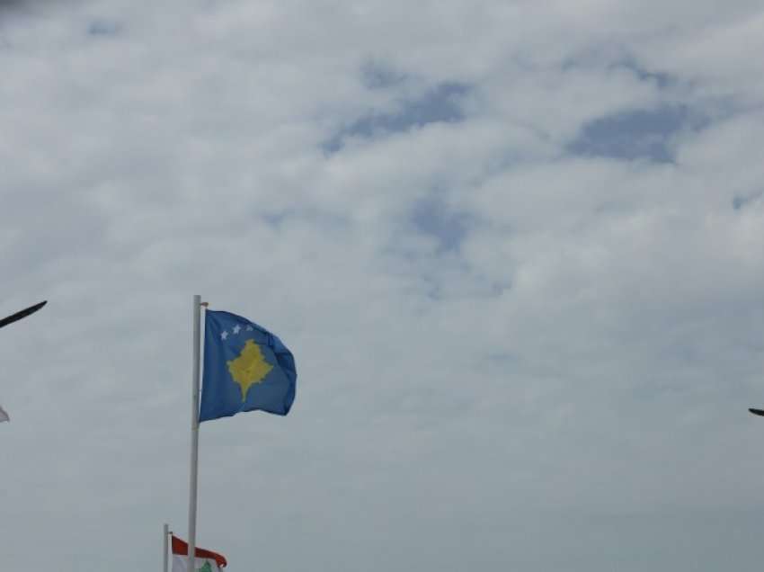 Ngritet flamuri i Kosovës në shtetin që nuk e njeh
