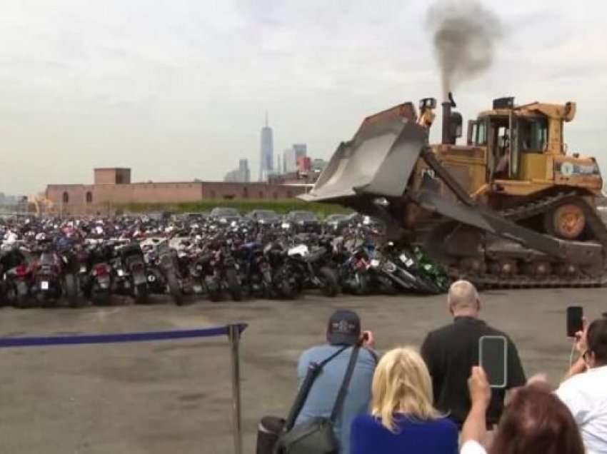 Kryebashkiaku mban premtimin, buldozeri shtyp dhjetëra motoçikleta dhe automjete të sekuestruara në Nju Jork