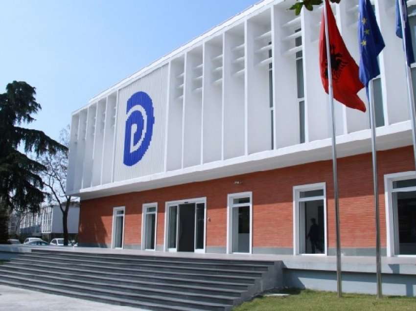 “Gjykata” e PD pezullon vendimin, anulohet procesi i rivotimit për kryesinë e Korçës