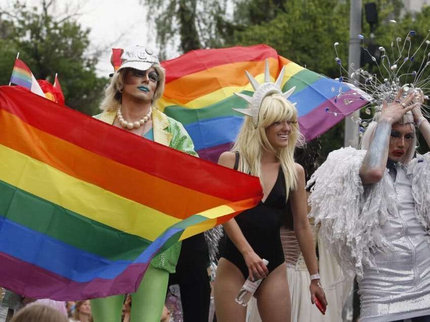 Parada e LGBT+ që u anulua në Ukrainë mbahet në Varshavë
