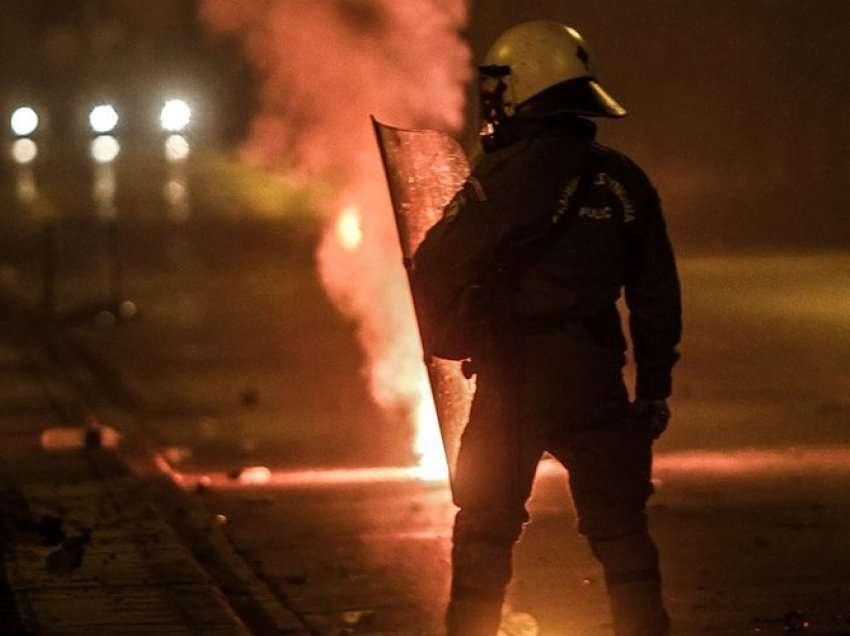 Ndizet në ‘flakë’ Athina, sulmohen zyrat e dy institucioneve të rëndësishme, qytetarët në panik