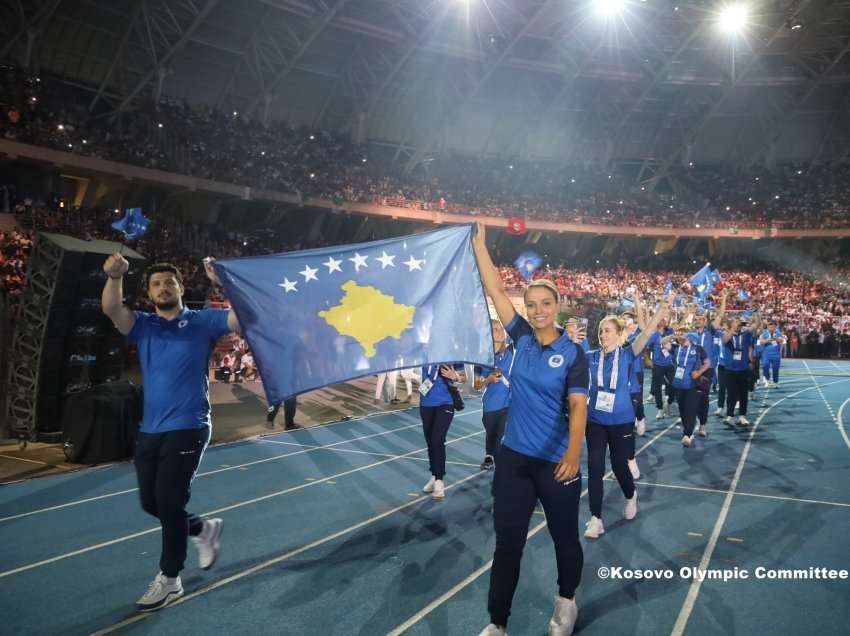 Parakalimi i ekipit të Kosovës para rreth 50 mijë tifozëve në stadiumin olimpik