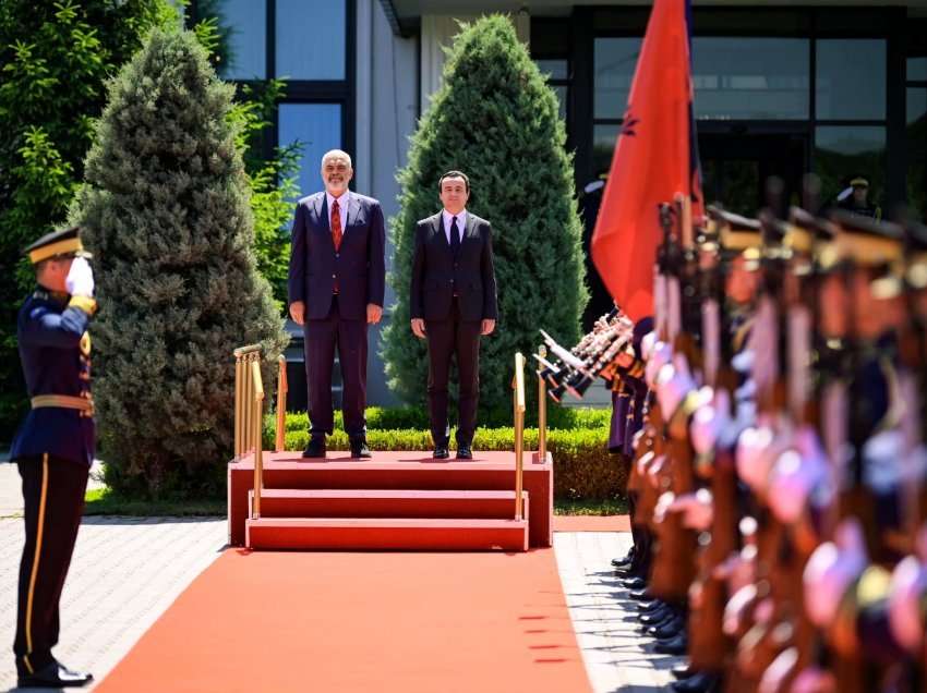 Avokati tregon pse tani është momenti për bashkimin Shqipëri-Kosovë, zbulon se kush frikësohet nga kjo