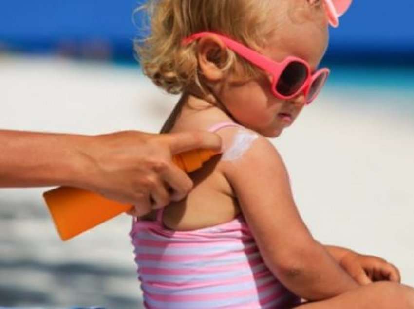 Si t’i mbroni fëmijët nga dielli gjatë verës?
