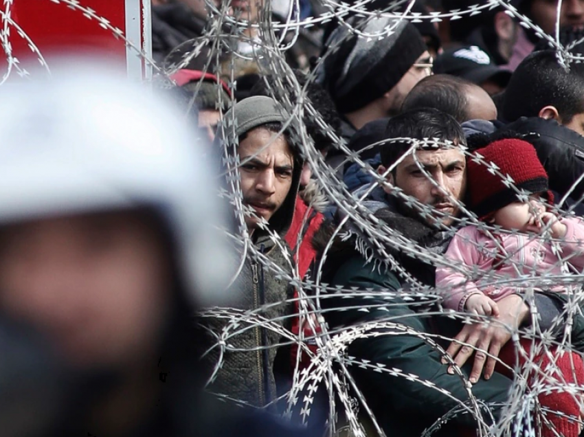 BE-ja i kërkon Greqisë të ndalojë deportimet e dhunshme të emigrantëve