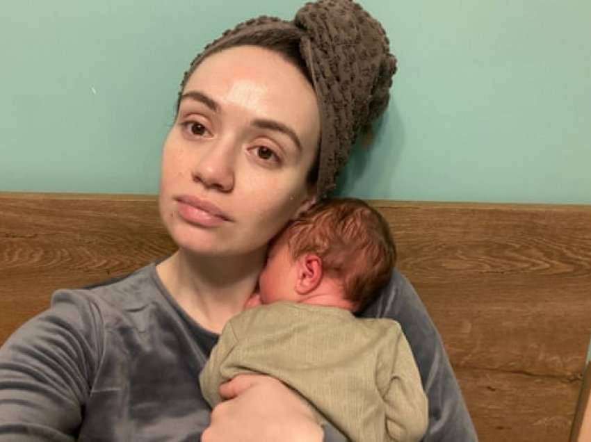 “Një ukrainas i ri lindi!”, historia e jashtëzakonshme e vajzës që solli në jetë djalin e saj në një bunker nëntokësor në Kiev