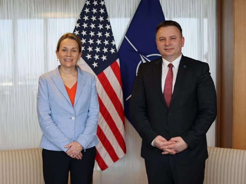Bota në tension/ SHBA e pret Kosovën në selinë e NATO-s, ambasadori jep detajet