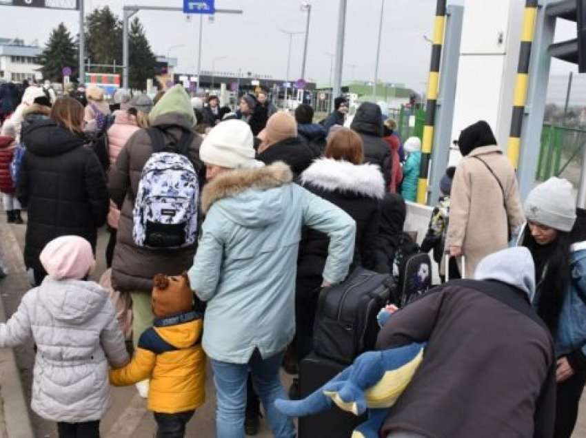 Afër 900.000 njerëz janë larguar nga Ukraina