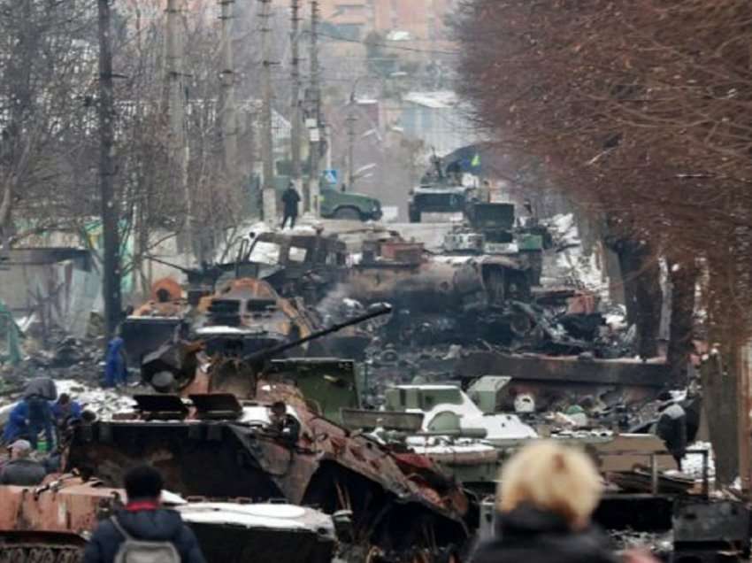 Autokolona ruse digjet nga rezistenca ukrainase