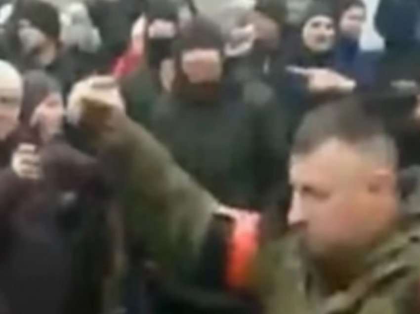 Dalin pamjet e ushtarit rus me dy granata në duar u kërkon ukrainasve të dorëzohen