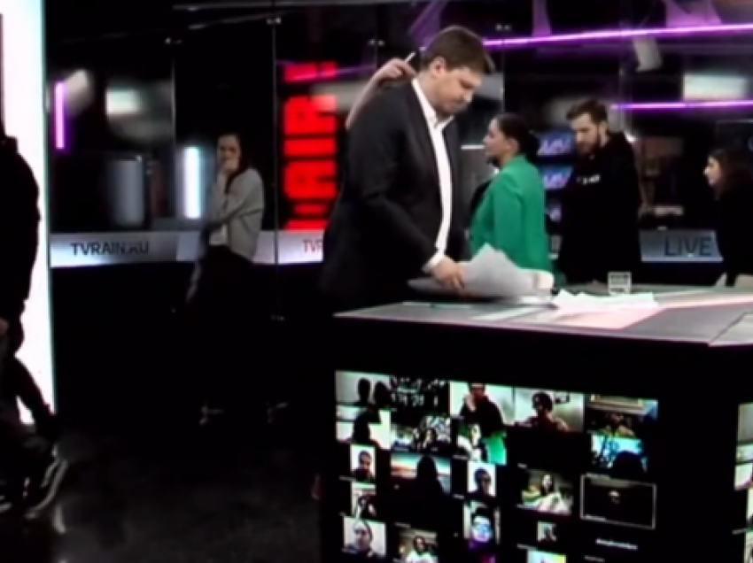 Stafi i televizionit rus i çojnë mesazh në paraqitjen e fundit, pasi Putin ua ndaloi transmetimin