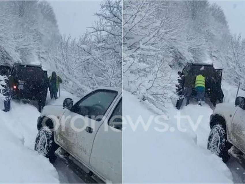 Në Shoshë komisionerët e bllokuar nga bora, shtyjnë makinën